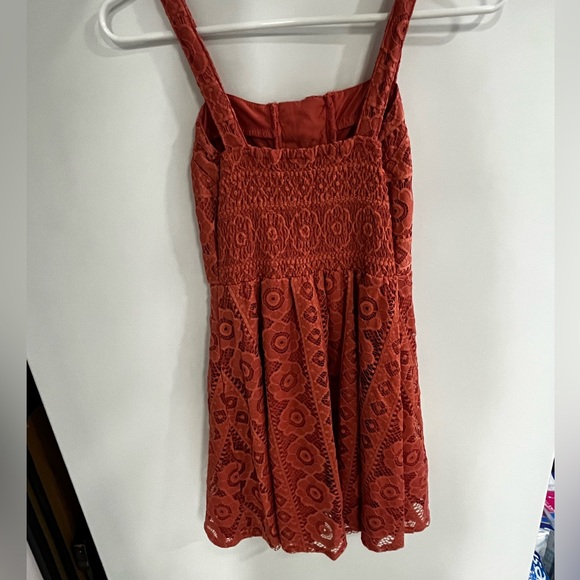 Lace patterned coral dress - Picture 4 of 4